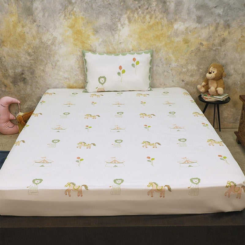 Buy Bed Set - I Am Going To The Circus - Peach | Shop Verified Sustainable Bed Linens on Brown Living™